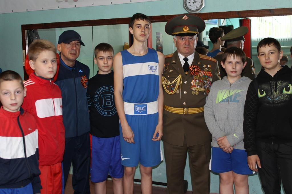участники соревнований с полковником А.А.Мирзояном